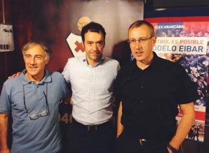 Presentando el libro de Álex Aranzábal (en el centro), con Xepe Gallastegi y Enrique Zuazua (a la derecha de la imagen) Foto: http://www.sdeibar.com