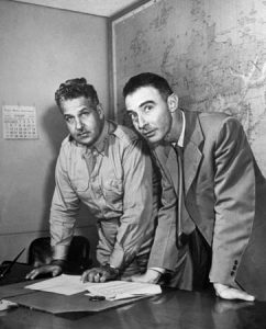 Brig. Gen. Leslie R. Groves (izquierda) y J. Robert Oppenheimer trabajando en el Proyecto Manhattan. Foto: Enciclopedia Británica