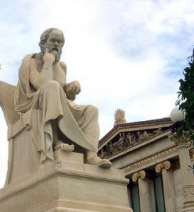 Sócrates, por Leonidas Drosis, reflexiona en la entrada a la Academia de Atenas