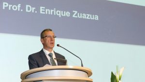 Enrique Zuazua durante el discurso de aceptación del nombramiento como embajador de la Friedrich-Alexander-Universität Erlangen-Nürnberg (FAU), primera distinción de estas características que concede esta universidad Alemana.